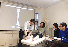 写真：足部機能訓練スペシャリスト養成コース『理学療法士による徒手療法』の様子