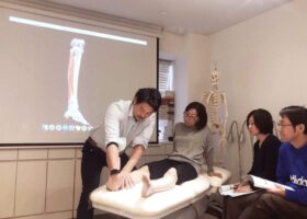 写真：足部機能訓練スペシャリスト養成コース『理学療法士による徒手療法』の様子
