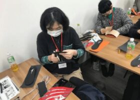 写真：ご自分の足の評価にしたがい、インソールを組み立てます